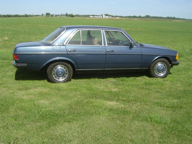 1980 Mercedes-Benz 200-Series - photo 2