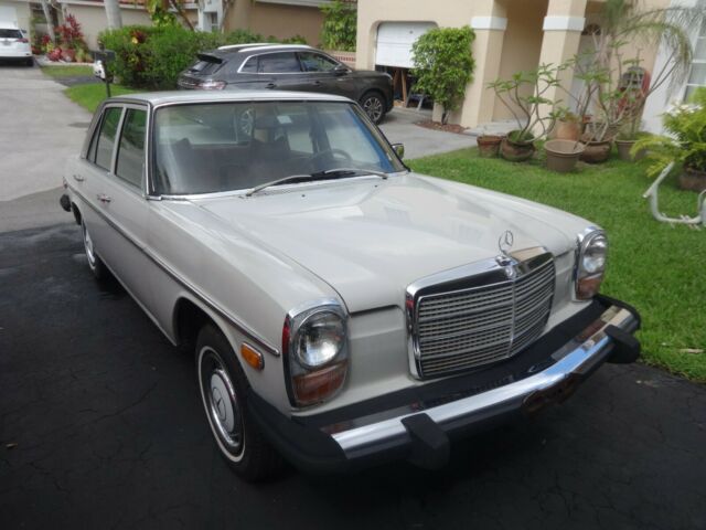 Mercedes W115 230.4 Mercedes 230.4 1976 Mercedes-Benz 200-Series