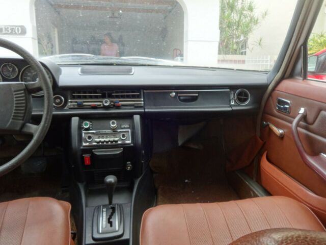1976 Mercedes-Benz 200-Series - photo 10