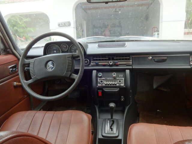 1976 Mercedes-Benz 200-Series - photo 11