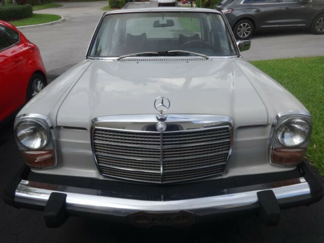 1976 Mercedes-Benz 200-Series - photo 2