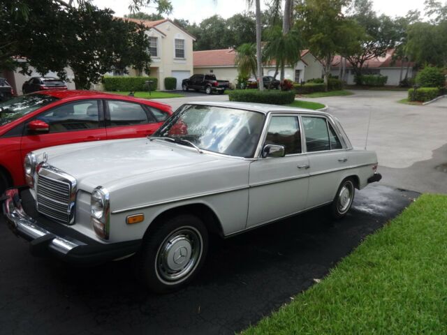 1976 Mercedes-Benz 200-Series - photo 3