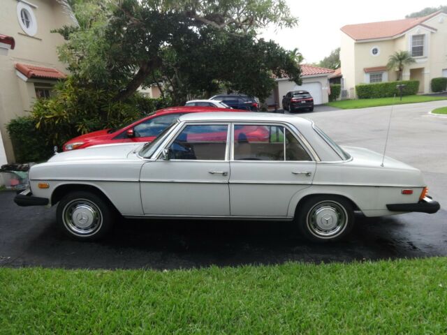1976 Mercedes-Benz 200-Series - photo 4
