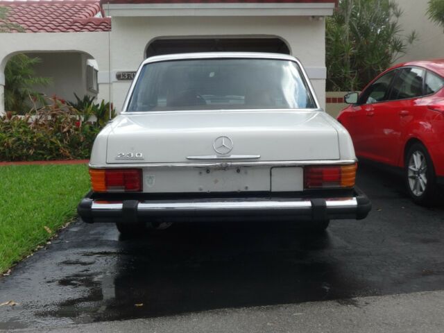 1976 Mercedes-Benz 200-Series - photo 5