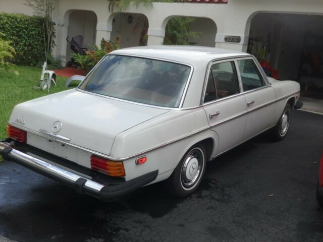 1976 Mercedes-Benz 200-Series - photo 6