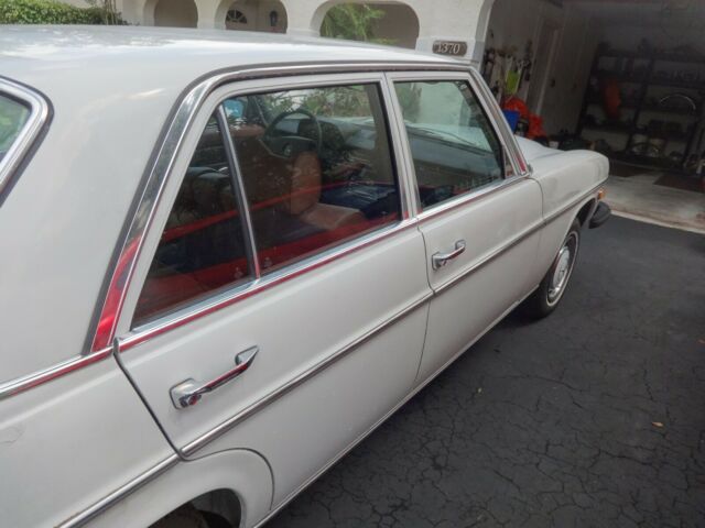 1976 Mercedes-Benz 200-Series - photo 8