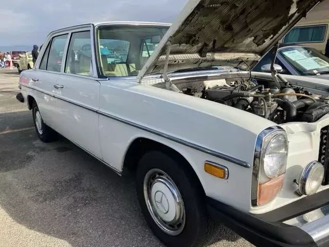 Mercedez w114 300D 1975 Mercedes-Benz 300-Series
