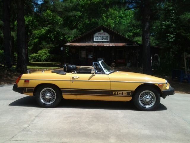 MGB 1976 HARVEST GOLD 1976 MG MGB