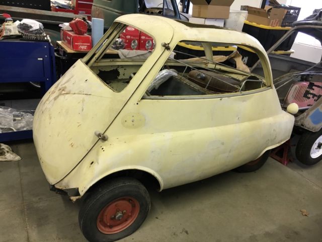 Micro Cars - Four 1957 BMW Isetta 300 Coupes / Parts 1957 BMW Isetta Deluxe / Standard