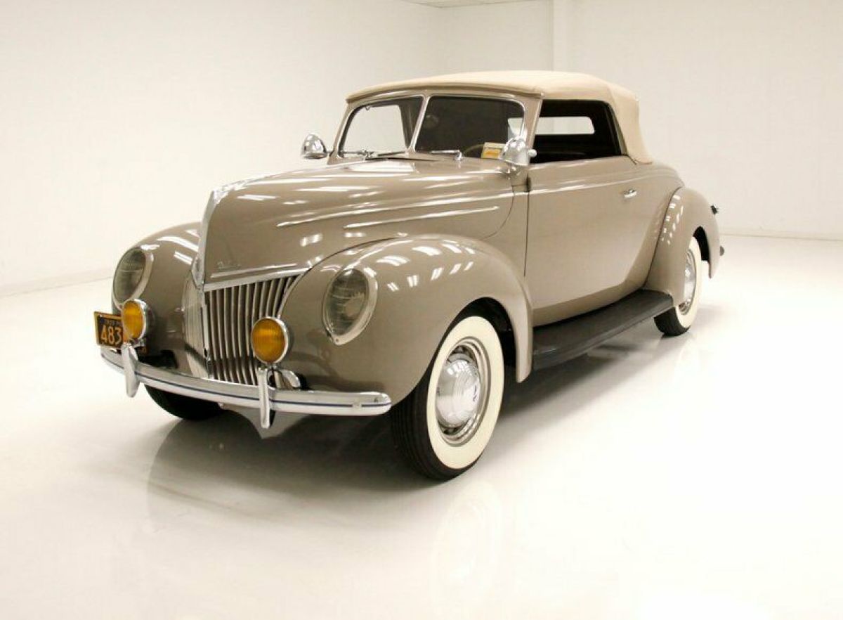 Miles Deep Paint/221ci V8/Offenhauser Aluminum Heads/Dual 2-BBL Edmunds Carbs 1939 Ford Deluxe Convertible