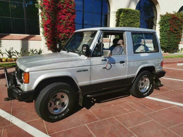 Mitsubishi Montero Pajero 1986 (same as Dodge Raider) 1986 Mitsubishi Montero