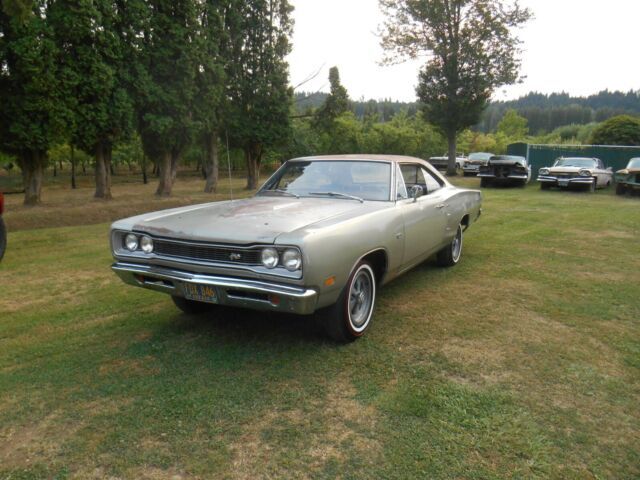 MOPAR 1969 Dodge Super Bee 383 4 speed silver blue interior parked in 1979 HEMI 1969 Dodge Coronet