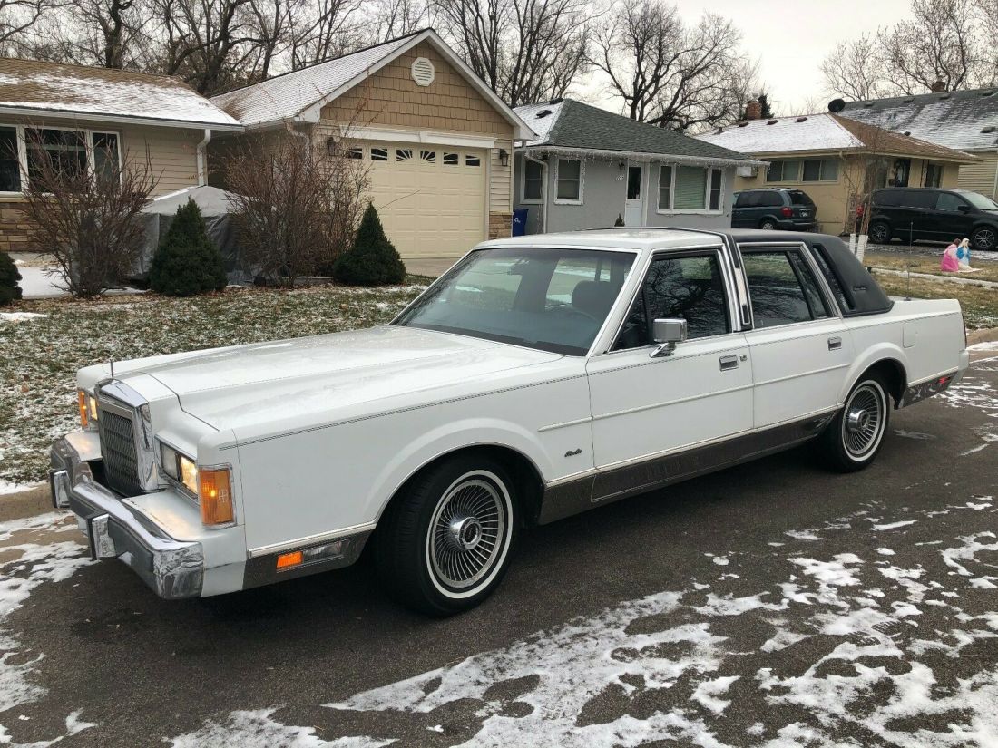 1989 Lincoln Town Car - photo 2