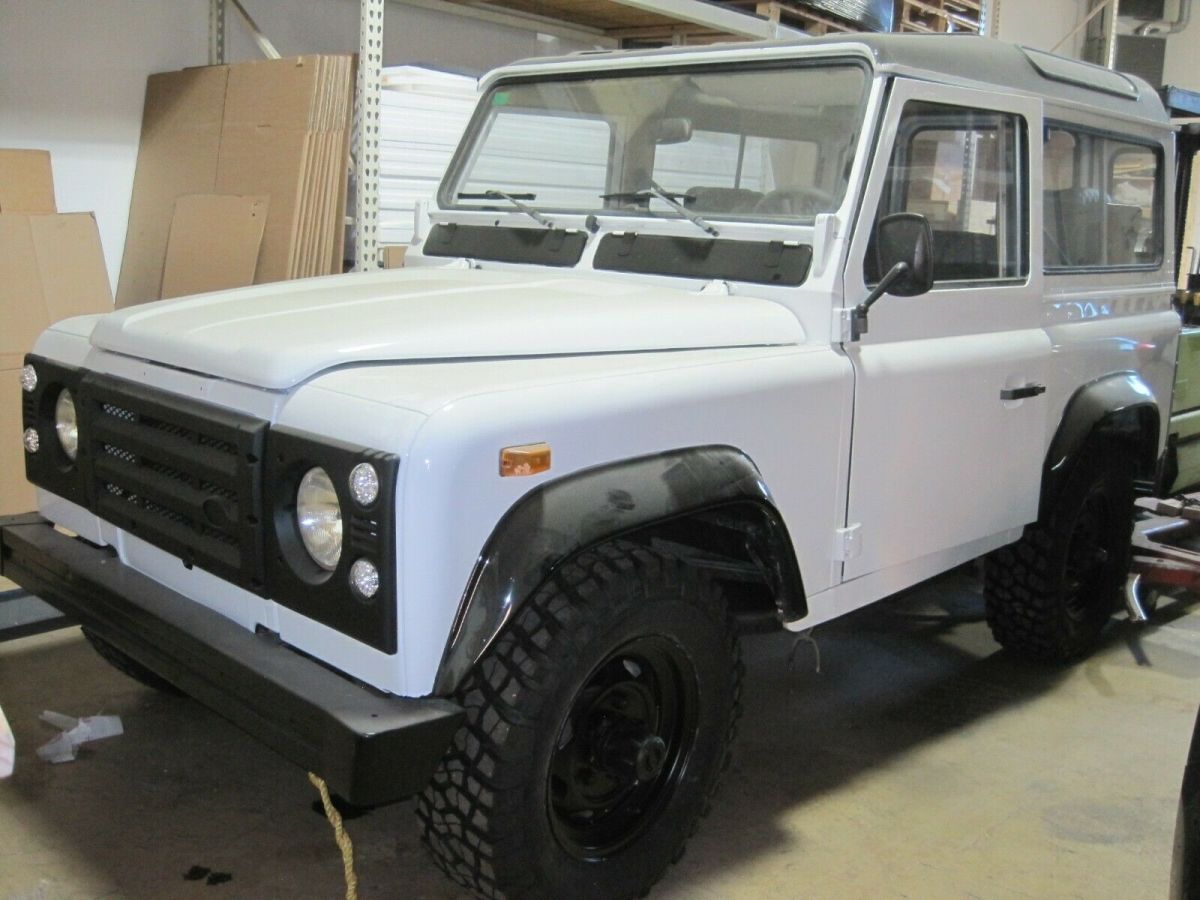 Newly Painted and restored land Rover model, 2.5L 4x4 1989 Land Rover Defender DIESEL 5SPD LHD DRY 4x4 LOW MILES