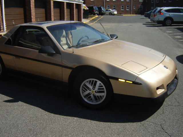 1986 Pontiac Fiero SE - photo 2