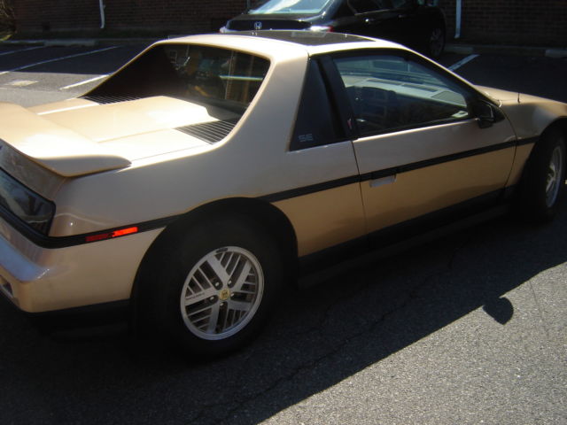 1986 Pontiac Fiero SE - photo 3