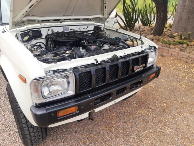 1982 Toyota Deluxe 4x4 Pickup Truck - photo 2
