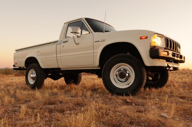 1982 Toyota Deluxe 4x4 Pickup Truck - photo 6