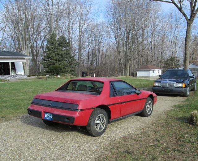 1984 Pontiac Fiero - photo 2