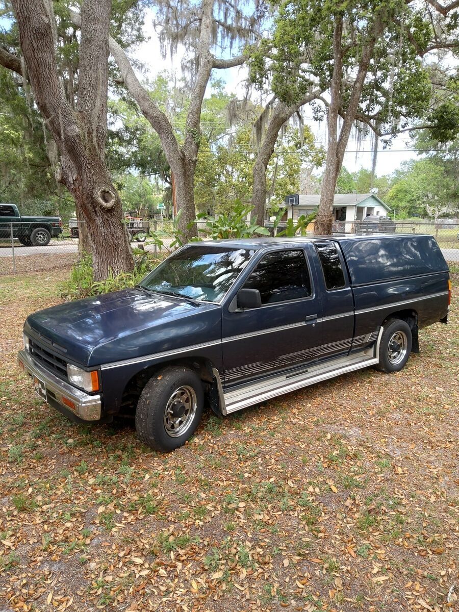 1989 Nissan Frontier Leer Snug Topper Included with truck. - photo 2