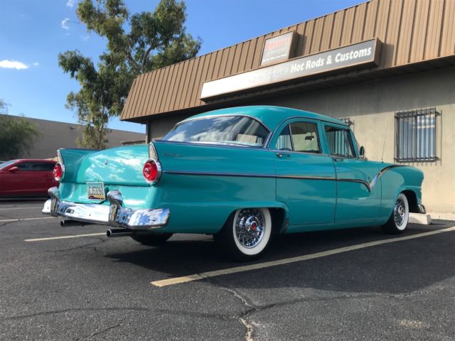 1955 Ford Fairlane town sedan - photo 2