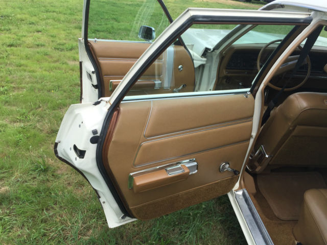 1972 Chrysler Town & Country - photo 10