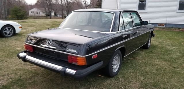 1975 Mercedes-Benz 200-Series Base 240D 4 speed 4 cylinder diesel sedan - photo 4