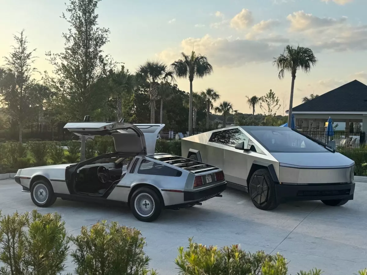 NO RESERVE 1981 DMC DeLorean 5 Speed 14,000 Original Miles 1 Owner Barn Find 1981 DeLorean DMC Gullwing DMC-12 DeLorian