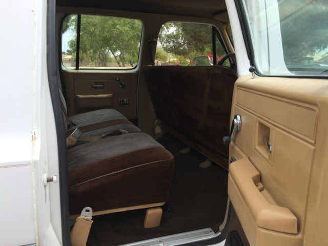 1986 Chevrolet Suburban Scottsdale Sport Utility 4-Door - photo 10