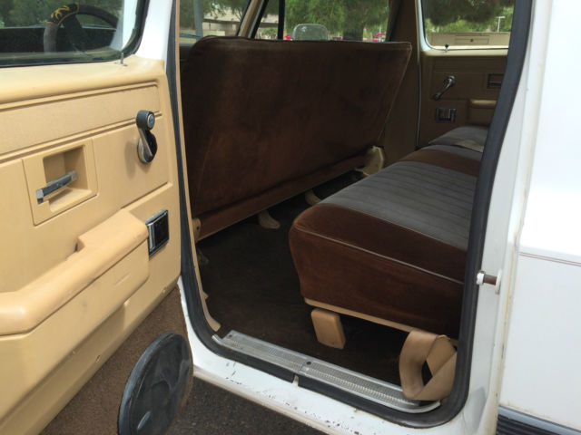 1986 Chevrolet Suburban Scottsdale Sport Utility 4-Door - photo 11