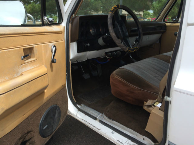 1986 Chevrolet Suburban Scottsdale Sport Utility 4-Door - photo 9