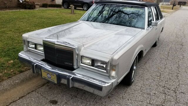 1989 Lincoln Town Car Signature - photo 2