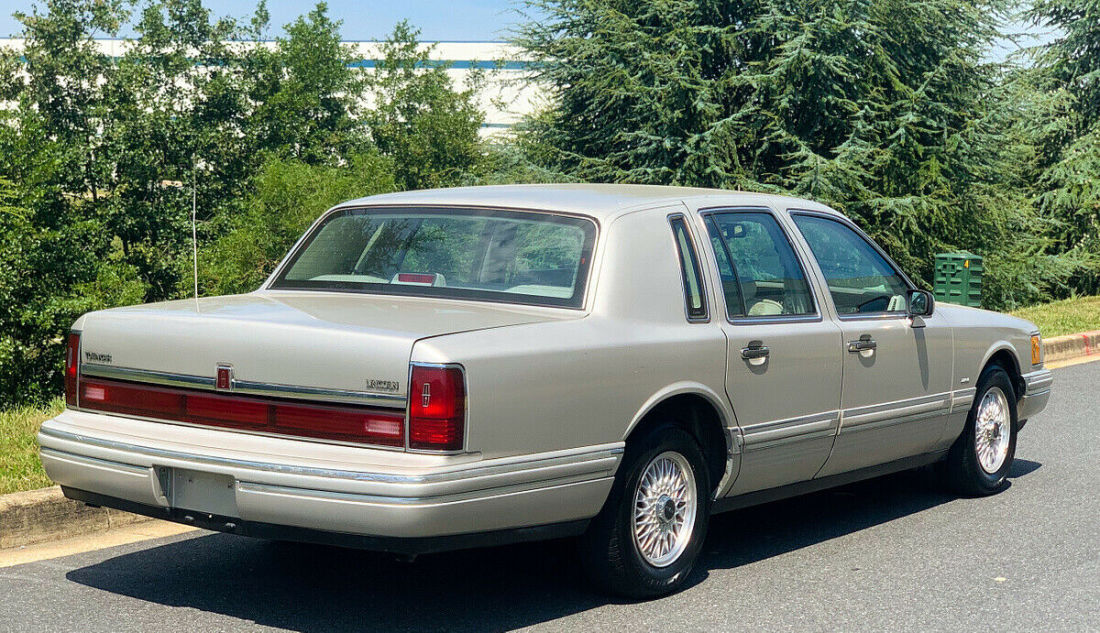 1992 Lincoln Town Car Cartier No Reserve! 63k Miles 1 owner - photo 4