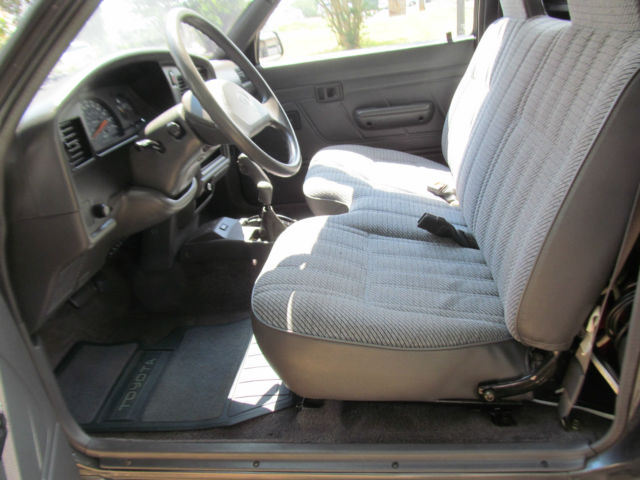 1992 Toyota Pickup NO RESERVE, Only 88,000 miles, Rare automatic - photo 11