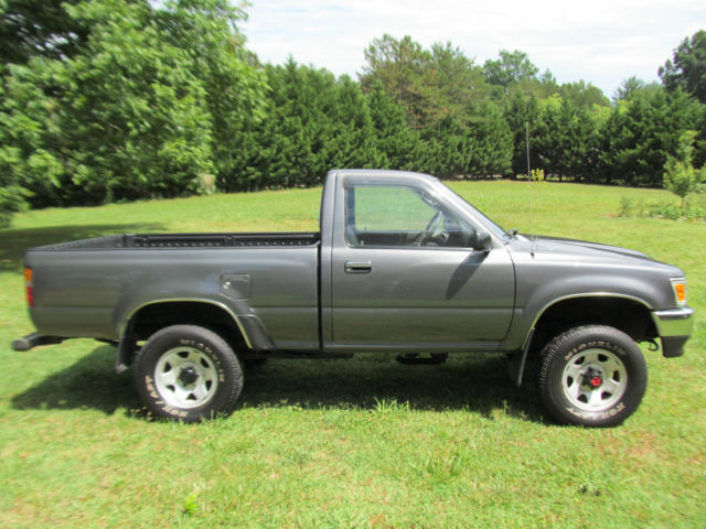 1992 Toyota Pickup NO RESERVE, Only 88,000 miles, Rare automatic - photo 3