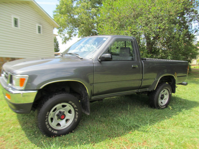 1992 Toyota Pickup NO RESERVE, Only 88,000 miles, Rare automatic - photo 4