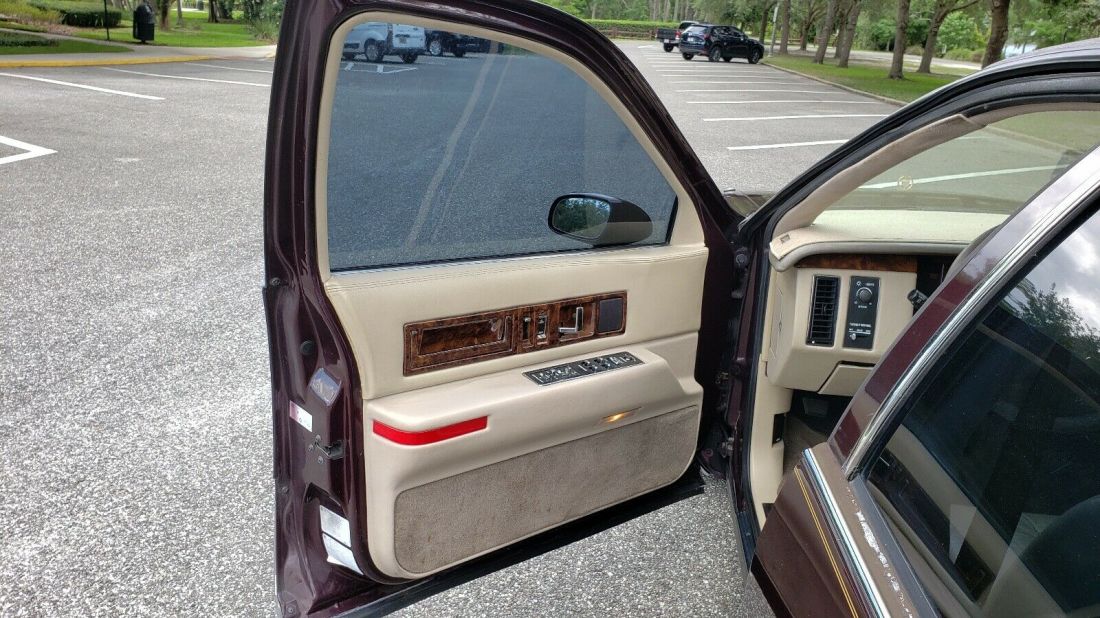 1994 Cadillac Fleetwood BASE - photo 10