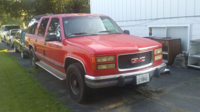 (NO RESERVE) 1994 GMC Suburban 2500 Automatic 454 Engine Tow Package 3RD Seat 1994 GMC Suburban