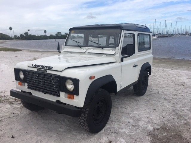 NO RESERVE, DIESEL, POWER STEERING, POWER BRAKES, 5 SPEEDS 1991 Land Rover Defender