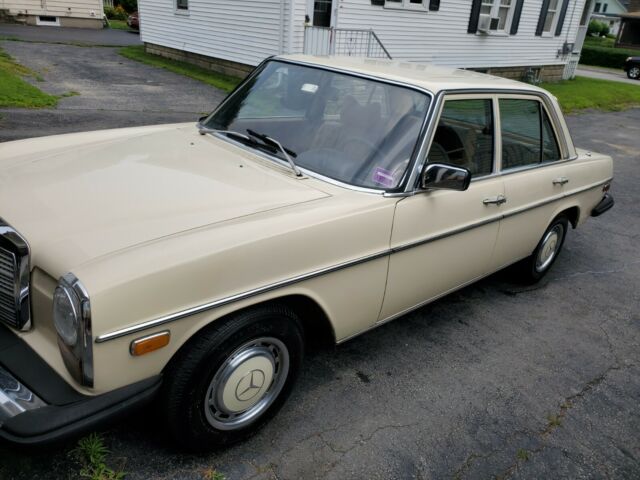 1976 Mercedes-Benz 200-Series 240D