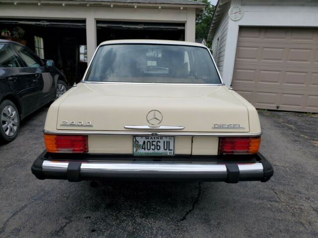 1976 Mercedes-Benz 200-Series 240D - photo 2