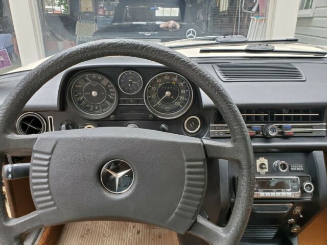 1976 Mercedes-Benz 200-Series 240D - photo 3