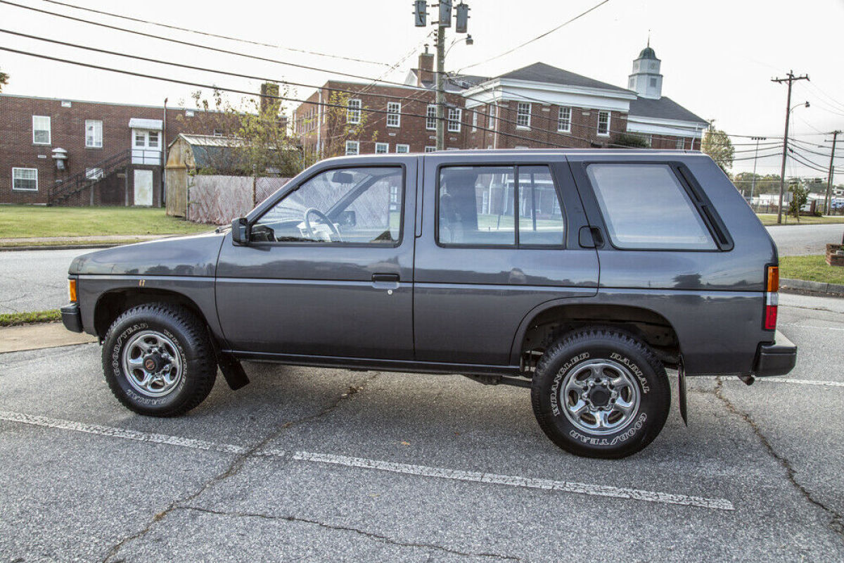 1990 Nissan Pathfinder SE 4x4 ONE OWNER LOW MILES! - photo 2
