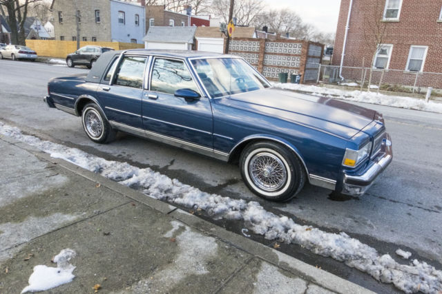 1989 Chevrolet Caprice Classic LS Brougham Sedan 4-Door - photo 2