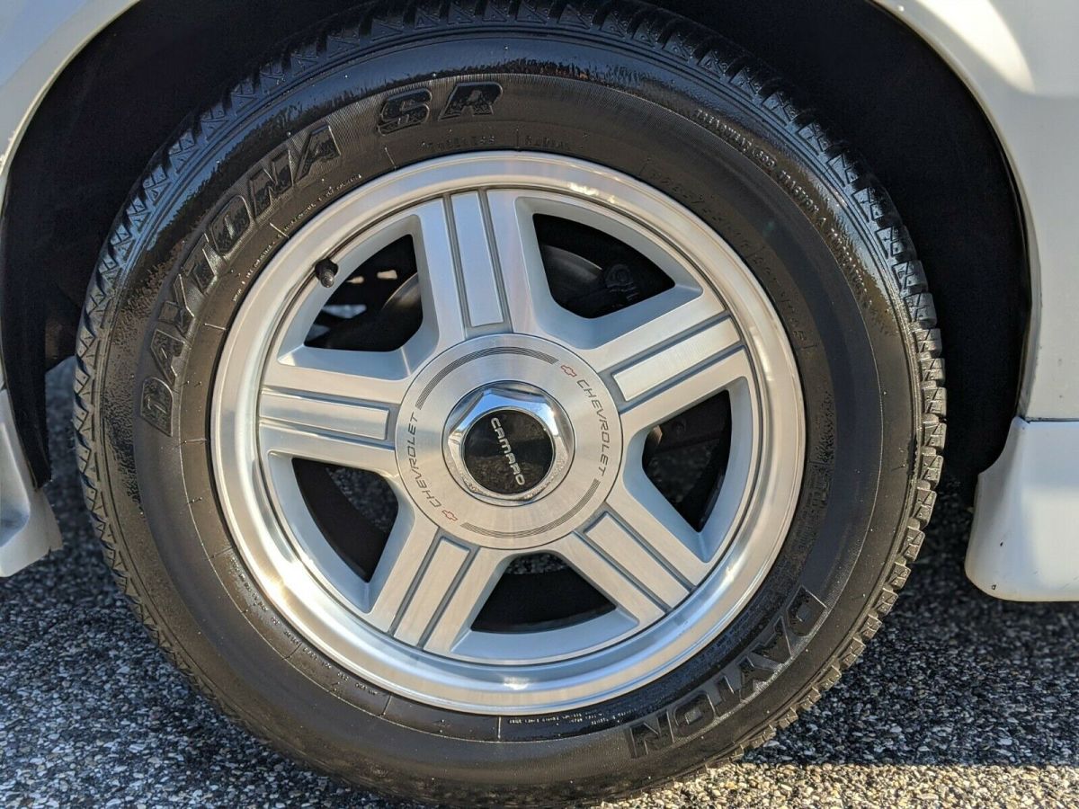 1991 Chevrolet Camaro NO RESERVE 53K MILES 5.7L RED INTERIOR I-ROC Z28!! - photo 6