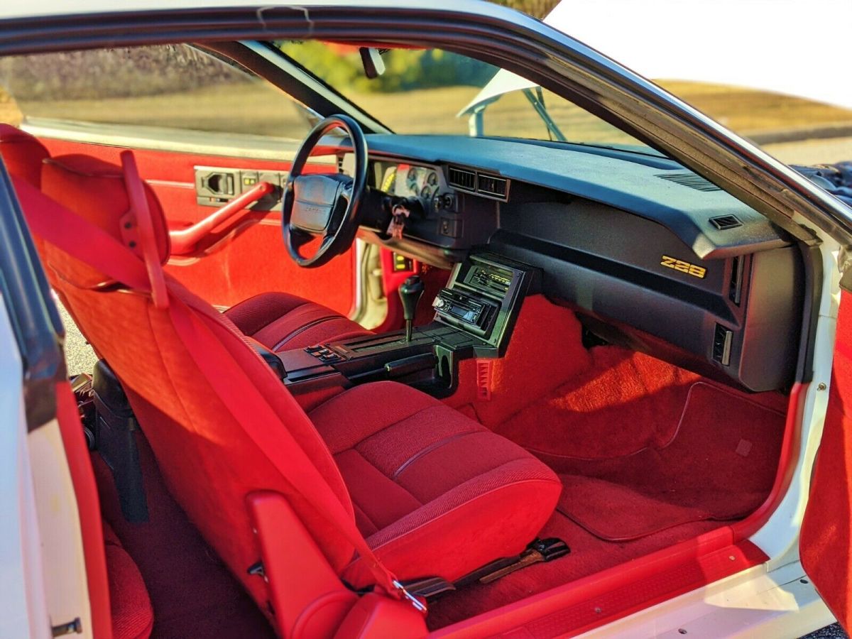 1991 Chevrolet Camaro NO RESERVE 53K MILES 5.7L RED INTERIOR I-ROC Z28!! - photo 8