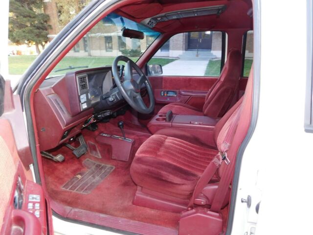 1994 Chevrolet Suburban SLE, Cloth,350,4x4,2500 - photo 11