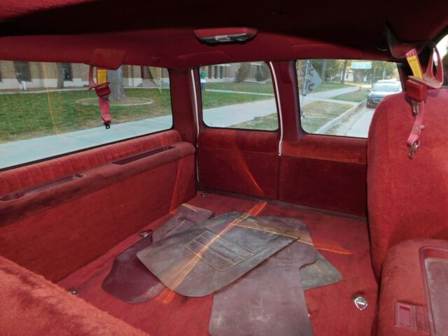 1994 Chevrolet Suburban SLE, Cloth,350,4x4,2500 - photo 13