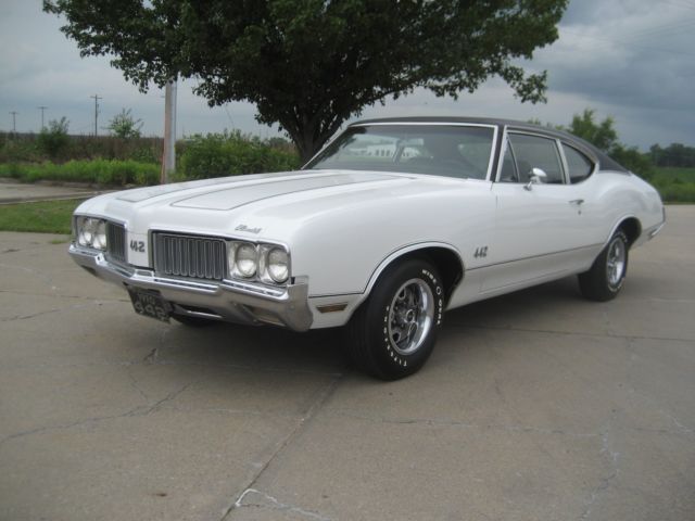 Older frame off restoration that looks fresh. 1970 Oldsmobile 442
