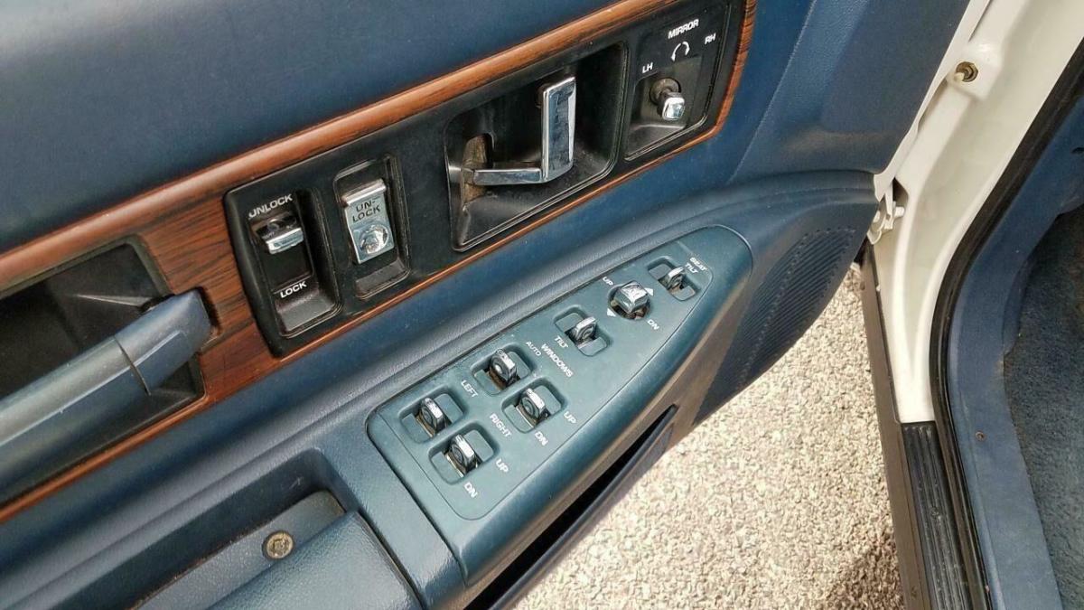 1992 Oldsmobile Custom Cruiser - photo 9